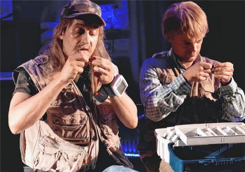 Präparieren ihr Anglergerät: Thomas Niehaus (links) und Paul Schröder als „Präsi“ und „KaWa“.Foto  Jacobi