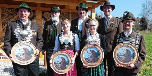 Präsentation der Königsketten und Scheiben (von links): Klaus Gelder, Sepp Schuster, Karolin Sorg, Bernhard Brehmer, Rosa Gelder, Florian Wunderle und Jakob Kollmannsberger.