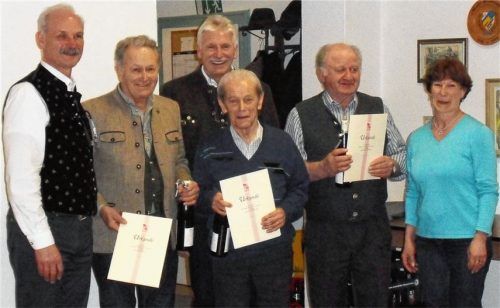 Präses Pfarrer Helmut Kraus, KAB-Jubilar Alois Lechner, Kreisvorsitzender Alfred Hilscher, die Jubilare Sebastian Huber und Franz Antretter sowie Gertraud Schwaiger vom KAB-Vorstandsteam (von links).Foto re