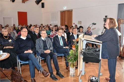 Reinhilde Spies, Gründungsmitglied des Jakobus-Hospizvereins und aktuell Erste Vorsitzende, begrüßte zum 25-jährigen Bestehen des gemeinnützigen Vereins zahlreiche Festgäste im Bildungswerk.Foto Schlecker