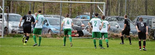 Riederings Christoph Kahl (Zweiter von rechts) verwandelt einen Foulelfmeter zur 2:0-Führung.Foto Ruprecht
