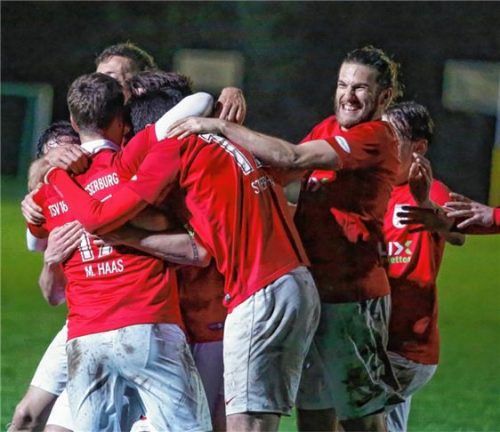 Riesenjubel bei Wasserburgs Spielern nach dem Siegtreffer gegen Forstinning. Foto Cater