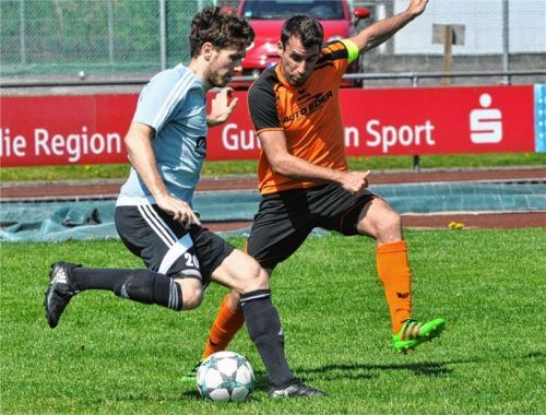 SBR-Kapitän Christoph Börtschök versucht Kastls Sebastian Spinner zu stoppen.Foto tn