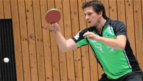 SBR-Kapitän Wolfgang Hundhammer durfte sich nach dem Heimsieg im letzten Saisonspiel mit seinem Team über den Klassenerhalt freuen. Foto  Erlich