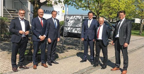 Scheidende und neue Geschäftsführer mit ihren Begleitern während Insolvenz und Verkauf in Ampfing: Eduard Regele (AmMatec GmbH), Markus Hodel (Franke AG), Rechtsanwalt Martin Mucha aus Stuttgart mit Rechtsanwalt Florian Loserth, Mühldorf, Tomas Samoel (Franke AG), Tillmann Rosch (AmMatec GmbH).Fotos  re