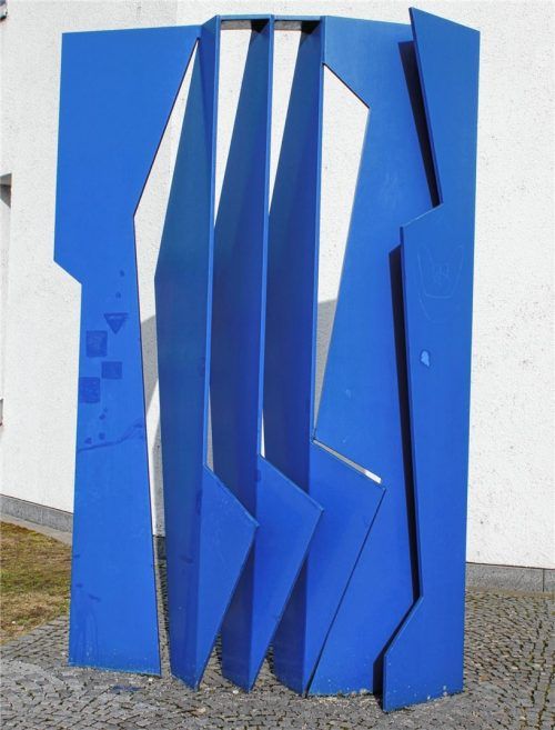 Seit 1990 setzt die ultramarinblaue Stahlskulptur „Delta III“ von Inge Regnat-Ulner einen Akzent vor dem ehemaligen Postgebäude an der Luitpoldstraße gegenüber dem Bahnhof. Auf einem Betonfundament, 30 Zentimeter im Boden verankert, wächst das Raum-Relief geradezu aus dem Pflasterbelag heraus.Foto Frick