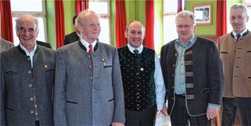 Seit 60 Jahren ist Franz Schwarz (Zweiter von links) Mitglied beim Krieger- und Reservistenverein Riedering. Ihm gratulierten Zweiter Vorsitzender Max Loferer (links), Erster Vorsitzender Alfons Schuster (Mitte) sowie IG-Obmann Pius Graf (Zweiter von rechts) und Bürgermeister Josef Häusler (rechts).Foto Niessen