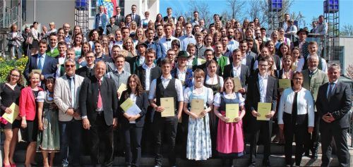 Sie haben herausragende Leistungen gezeigt: die 126 Berufsschulabsolventen mit Landrat Berthaler und ihren Schulleitern. Foto re