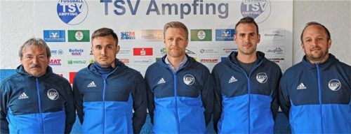 Sie wollen den TSV Ampfing in eine bessere Zukunft führen (von links): Zweiter Abteilungsleiter Erni Kühnstetter, Vize-Kapitän Waldemar Miller, der neue Trainer Jochen Reil, Kapitän Matze Huber und Abteilungsleiter Andreas Schwarzmeier.Foto Buchholz