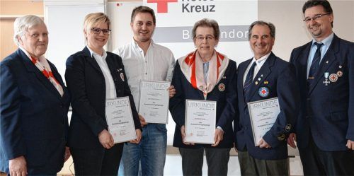 Sie wurden geehrt: Maria Furtner, Steffi Albach, Robert Werner, Margot Wunder und Erich Wieser (von links). Rechts Bereitschaftsleiter Michael Lederwascher.Foto ammelburger