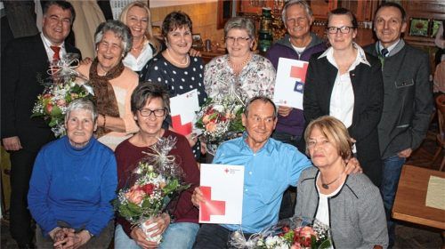 Sie wurden mit Blumen für ihren ehrenamtlichen Einsatz bei der Raublinger Tafel gewürdigt: Kreisgeschäftsführer des BRK Rosenheim Martin Schmidt, Franziska Kurz, Gitti Baumann (Tafelleitung), Heike Wessel, Josefa Büchel, Ludwig Krettler, Mitarbeiterin des BRK Claudia Rieger und Bürgermeister Olaf Karlsperger (stehend von links). Sitzend von links: Lydia Lechl, Petra Rohrmoser, Fredi und Heidi Kiersztan.