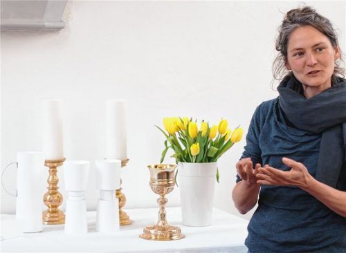 Silberschmiedin Juliane Schölß wird das neue Abendmahlsgeschirr für die evangelische Karolinenkirche in Großkarolinenfeld fertigen.