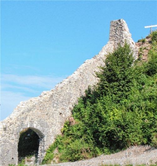 Soll die Gemeinde Flintsbach die Erhaltung ihres Wahrzeichen, die Burgruine Falkenstein, unterstützen oder nicht? Diese Frage wurde in der jüngsten Gemeinderatssitzung recht kontrovers diskutiert.Foto Steffenhagen