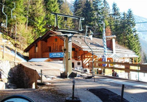 Soll in den nächsten fünf Jahren ausgedient haben: Der Schwebelift, der als Zubringer Bayrischzell mit dem Mittleren Sudelfeld verbindet.Fotos Aerzbäck
