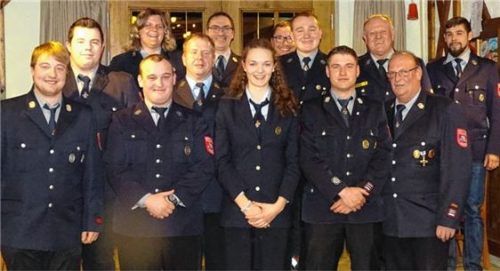 Sollen die Feuerwehr in die Zukunft führen: Die neue Vorstandschaft mit (von links) Florian Erb, Adrian Bernauer, Severin Schwarz, Corina Unger, Thomas Schmid, Thomas Blank, Lisa Obermaier, Stefan Fronhöfer, Cornelius Schwarz, Sebastian Weber junior, Christian Glas, Josef Höhn und Hans Plank. Fotos re