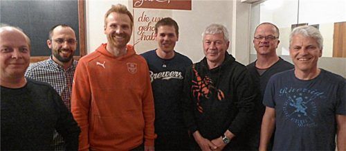 Sorgten dafür, dass die Fußballsparte beim SV Westerndorf St. Peter gut aufgestellt ist (von links): Bernhard Schwab, Zweiter Jugendleiter, Sebastian Kleiber, Dritter Jugendleiter, Georg Huber, Jugendleiter, Torben Gartzen, Zweiter Abteilungsleiter, Gesamtvorstand Klaus Jordan, Matthias „Koda“ Rahm, Abteilungsleiter Fußball; Herbert Ostarek, Finanzen; nicht auf dem Bild: Dieter Pohl, Dritter Abteilungsleiter Fußball. Foto re