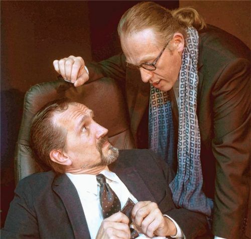 Spannendes und zugleich humorvolles Psychoduell: Alexander Schoenhoff (links) als Filialleiter Goetz und Heinz W. Warnemann als Antragsteller Anton Schmidt. Foto Jacobi