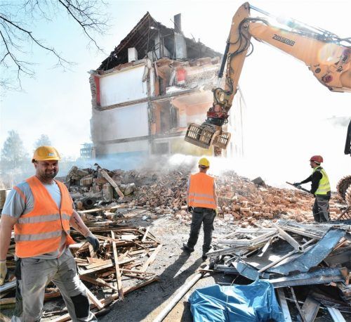 Spektakulärer Abriss: In der Lena-Christ-Straße fallen die ersten Mehrfamilienhäuser. Foto Schlecker