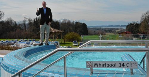 Stefan Bammer, Vorstand Touristik der Gesundheitswelt Chiemgau AG, hat jetzt noch Zeit für ein Foto. Nächste Woche startet die Attraktivierung der Chiemgau Thermen.Foto  dangl