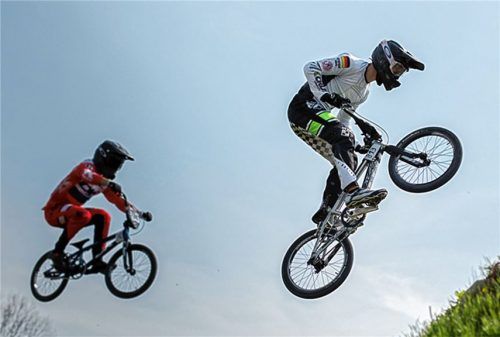 Stefan Heil (rechts) vom Maloja BMX Team aus Kolbermoor bestritt sein viertes internationales Rennen in der Königsklasse, der „Elite“ mit Bravour. Er belegte als bester Deutscher den siebten Platz im Finale beim Drei-Länder-Cup-Rennen im Ahnatal.Foto Smail Mast