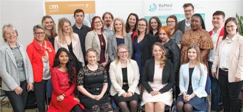 Stellvertretende Schulleiterin Karin Wünsch (links), Schulleiterin Brigitte Kanamüller-Eibl (Zweite von links) und Klassenleiterin Franziska Manhart (rechts) gratulierten den Absolventen um die beiden Staatspreisträgerinnen Kateryna Marenych (vorne rechts) und Selina Ständecke (hinten, Vierte von links) zu ihren hervorragenden Abschlüssen.Foto Romed-Kliniken