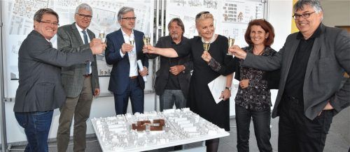 Stießen auf das erfolgreiche Ende des Architekturwettbewerbs an: (von links) Professor Heinrich Köster, Präsident der Hochschule, Stefan Ludwig, Geschäftsführer der GRWS, Helmut Cybulska, Baudezernent, sein Jurykollege Peter Schweiker, Oberbürgermeisterin Gabriele Bauer, Christine und Christian Peter, Wettbewerbssieger. Fotos Schlecker