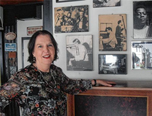 Stolz ist Petra Rose auf die vielen berühmten Musiker, die bei ihr aufgetreten sind. Foto Feichtner