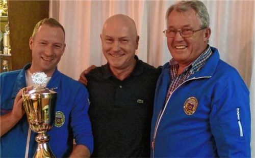 Strahlende Gesichter (von links): Sieger Sebastian Voracek, Initiator Walter Holderle junior und Finalist Helmut Klinger. Foto re