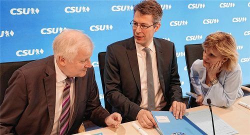 Strategiegespräche prägen jetzt noch stärker als bisher den Arbeitsalltag von Daniela Ludwig, die sich auf unserem Bild mit Parteichef Horst Seehofer und Generalsekretär Markus Blume (von links) bespricht.Foto  re