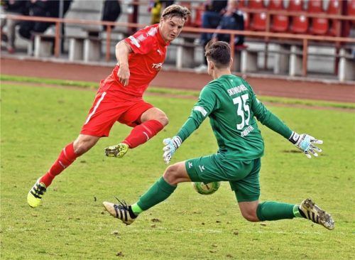 Szene aus dem Punktspiel im Oktober: Markus Einsiedler scheitert an Bayreuths Keeper Alexander Skowronek. Am Ende siegten die Sechziger mit 1:0. Foto  Ziegler