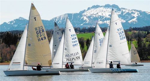 Tempestregatta am Simssee, hinten mit GER 1128 der dreimalige Sieger Lars Bähr. Foto  Niessen