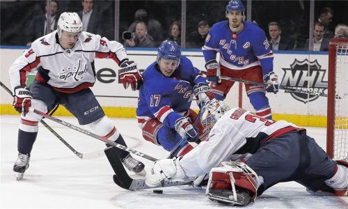 Torhüter Philipp Grubauer aus Rosenheim und Dmitry Orlov (links) von den Washington Capitals gegen Jesper Fast von den New York Rangers. Das Spiel gewann Grubauer mit Washington 4:2. Fotos  dpa