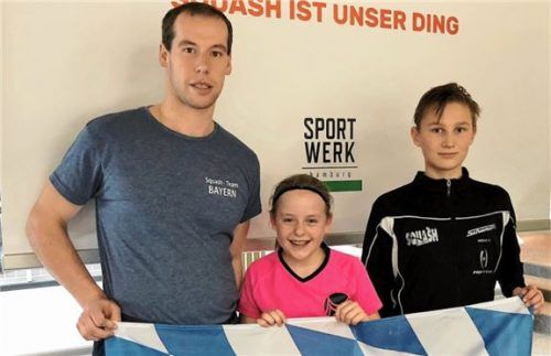 Trainer Rudi Rohrmüller mit Hanna Hennig und Benedikt Friedl.