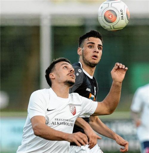 Traunsteins Samuel Schwarz (hinten) im Duell mit Heimstettens Torschützen Sebastiano Nappo.Foto Weitz