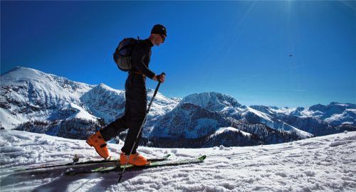 Trendsportart: Ausrüstung für Skitouren wird in den Sportgeschäften in der Region zunehmend nachgefragt. Foto dpa