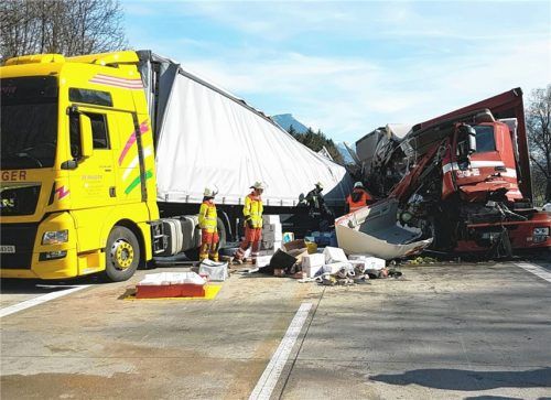 Trümmerhaufen auf der Autobahn: So sahen die beiden Lkw nach einem Auffahrunfall bei Reischenhart aus.Foto Reisner