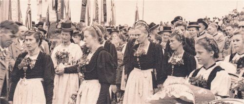 ... und bei der Weihe der Vereinsfahne im Jahr 1949. Damals war das aktive Dirndl (Dritte von rechts) Fahnenbraut.Fotos re
