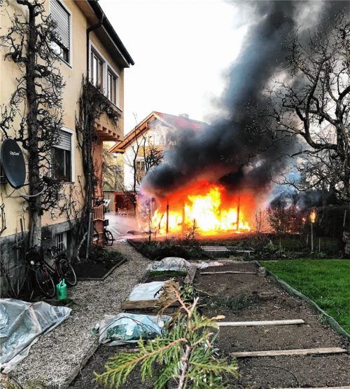 Und plötzlich brannte der Carport samt Wohnwagenanhänger