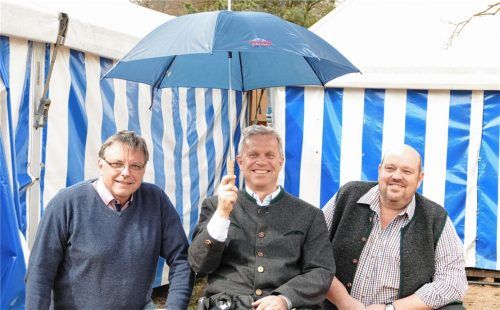 Unter der Schirmherrschaft von Bürgermeister Hajo Gruber (Mitte) sowie Organisator Werner Schroller und Festwirt Andi Pfeiffer (rechts) sollte auch heuer wieder der „Bayerische Frühling“, das Volksfest der Kieferer, ein großer Erfolg werden.Foto hko