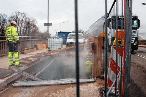 „Brücken-TÜV“ am Brückenberg in Rosenheim. Dabei wurden im Frühjahr erhebliche Mängel festgestellt. Foto aerzbäck