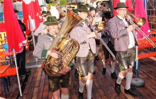 Volksfeststimmung bei Aprilwetter in Pang