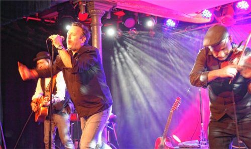 Volle Energie: Auch wenn Sänger John Resch, Geiger Wolfgang Wehner und die weiteren „Dream Catcher“ in ihrer Heimat deutlich mehr Aufmerksamkeit genießen, gab die Band aus Luxemburg vor 80 Besuchern im Haberkasten alles.Fotos