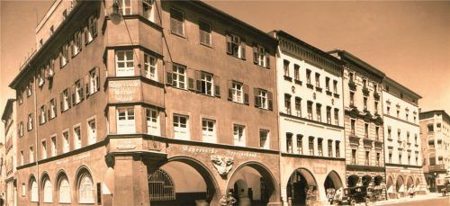 Vor 25 Jahren hieß es, das renommierte Bekleidungshaus Peek & Cloppenburg werde sich am Max-Josefs-Platz niederlassen. Das Eckhaus Max-Josefs-Platz/Hafnerstraße, in dem sich früher die Bayerische Vereinsbank befand, hatte das Unternehmen jedenfalls schon erworben. Dieses Bild ist wesentlich älter, es wurde 1928 aufgenommen.Foto  Stadtarchiv
