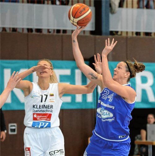 Wasserburgs Rebecca Tobin, die elf Punkte machte, beim Wurf. Rechts Kelterns Lina Pikciute. Fotos  Jürgen Müller
