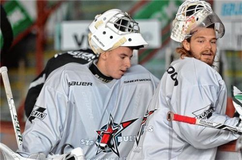 Weiter für Rosenheim: Lukas Steinhauer (rechts) und Luca Endres bilden auch in der kommenden Saison das Torhüter-Gespann bei den Starbulls.Foto Ziegler