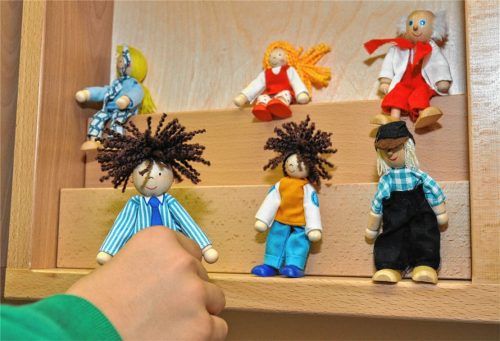Wer hat welchen Platz in der Familie? Wer steht im Mittelpunkt? Wer sitzt am Rand? Und wer darf gar nicht dabei sein? Spielerisch arbeiten Kinder in den Sprechstunden der Caritas-Familienberatung ihren Alltag und ihr Leben auf. Foto ha