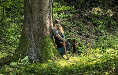 Wie die Bäume in den Waldgebieten der Gemeinde, so ist auch Alois in Aschau fest verwurzelt. Daher hat er sich für das diesjährige Jahresmotto „Da Woid“ auch als Modell ablichten lassen. Foto Josef Reiter