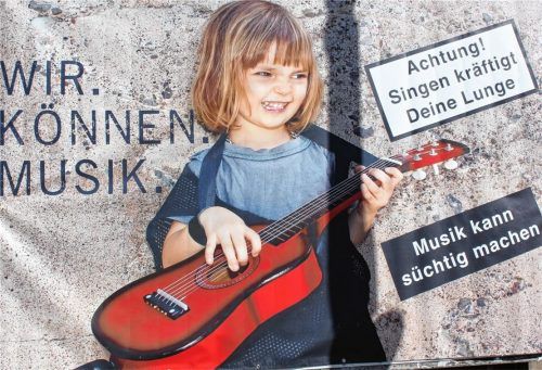 „Wir können Musik“ – großflächig wirbt die Stadtsing- und Musikschule Kolbermoor nahe der Tonwerkunterführung um neue Schüler.Fotos gruber