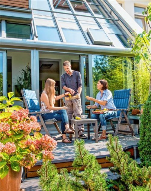 Wohlbehütet und doch inmitten der Natur: Wintergärten sind kleine Rückzugsinseln im eigenen Zuhause, bei deren Planung man unbedingt einen Experten zu Rate ziehen sollte. Fotos epr/Bundesverband Wintergarten/Carsten Trier)