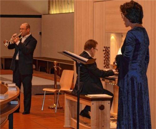 Zauberhafter Barock: Marinus Wagner (Trompete), Gerhard Franke (Orgel) und Dagmar Gareis (Sopran, von links) in der Pfarrkirche Wiederkunft Christi. Foto Sedlbauer